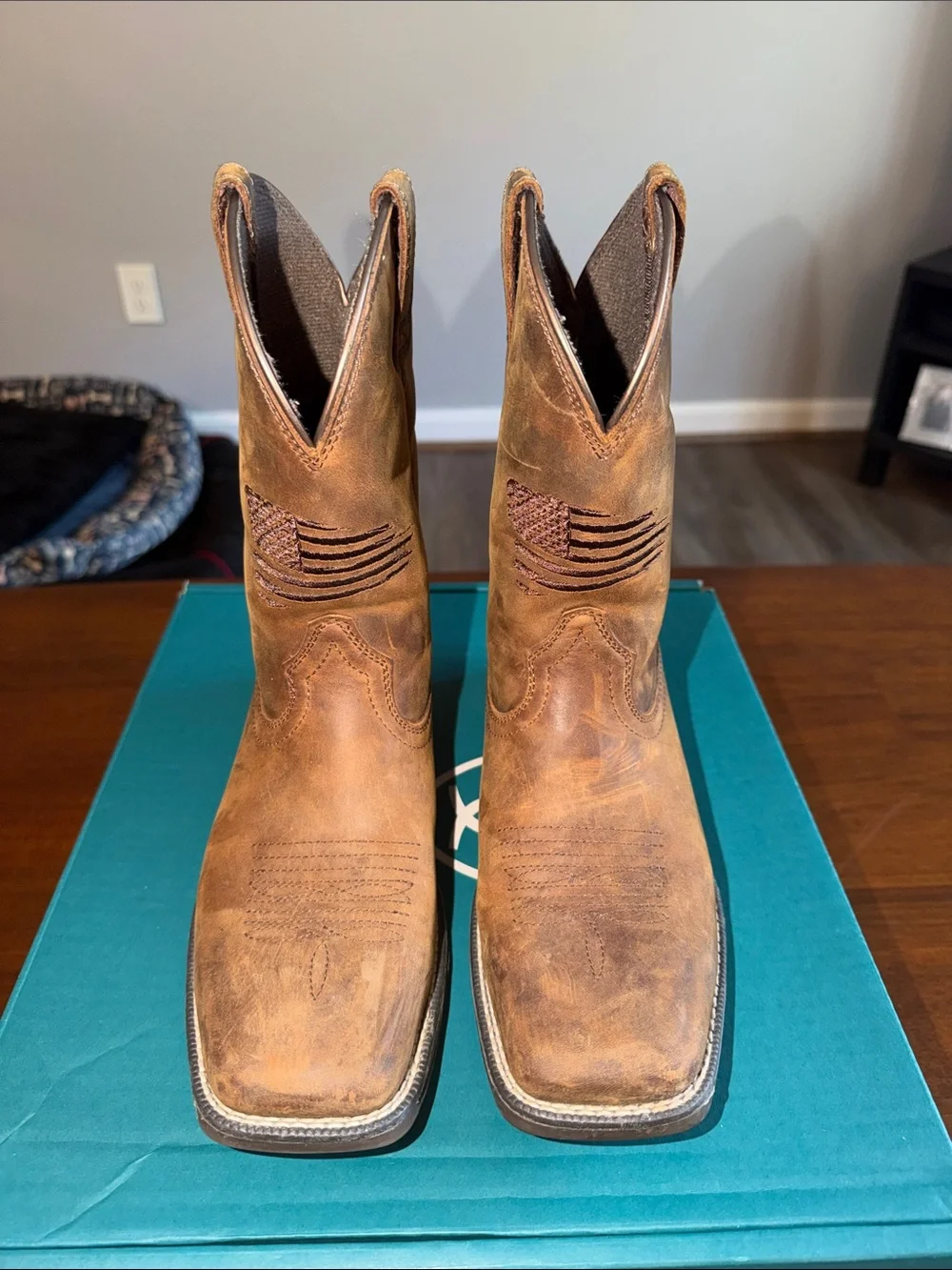 Ariat Kids Anthem Patriot Cowboy Boots in Distressed Brown.  Size U.S. 4
